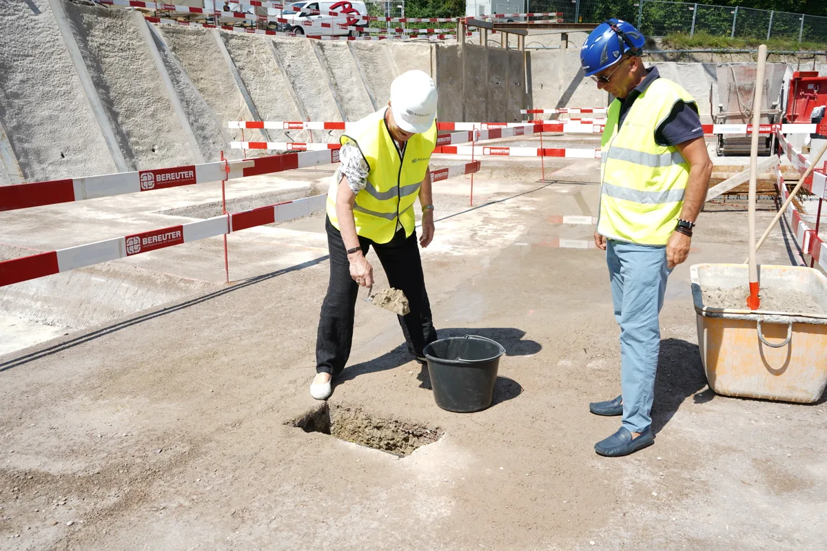 Man sieht die Baustelle Gupfen in Illnau bei der Grundsteinlegung.